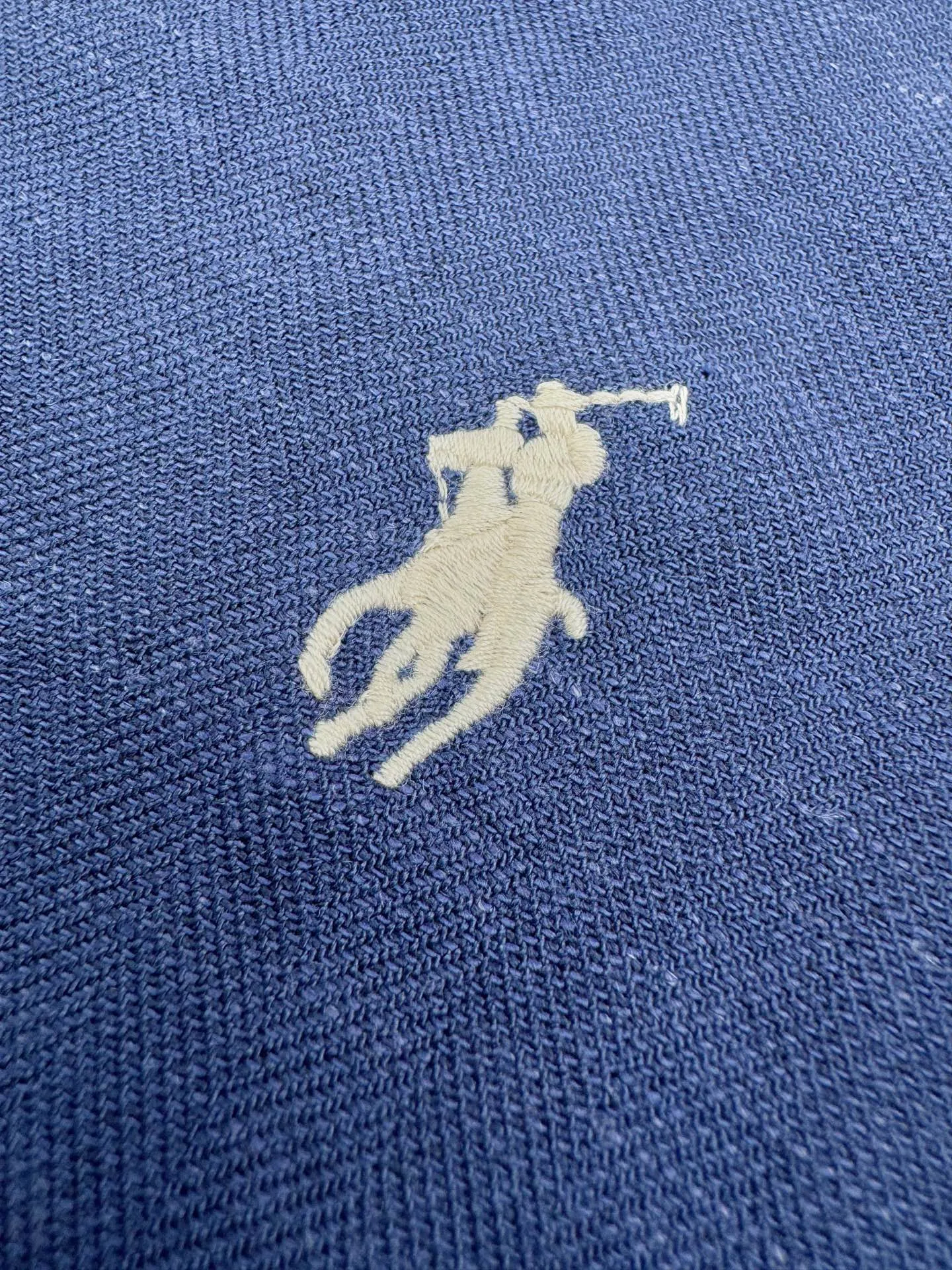P580 Ralph Lauren logo embroidered reversible jacket. Customized matte moire taffeta and twill jacquard brocade. Light and tough, smooth drape. Comfortable and close to the skin. Quiet dark blue. Elegant style. Twin clothes. Style without boundaries. One side is decorated with twill jacquard brocade and has its own retro filter, like the pocket watch gear of an old-school gentleman. The other side is made of matte moiré taffeta to bring a sense of relaxation. Casual and casual genes. Exquisite pony logo is embellished throughout, making it highly recognizable. The classic stand-up collar is tied with three hidden buckle tabs. Simplicity dominates complexity. The design philosophy hidden in the details. Double-sided style. One garment hides old money and relaxation. Process 1: Use imported machine embroidery technology. Use advanced computer control system and precise mechanical components to realize the iconic pony embroidery operation. High precision. The lines are smooth and delicate. Process 2: Template machine bag opening. Preset templates guide the position of opening the bag. The accuracy of the shape and size ensures the quality of the bag opening effect. Process 3: Ergonomic three-dimensional cutting returns to traditional craftsmanship through segmentation, folding, shrinking, and stretching techniques. The so-called slow work produces fine work, which is respect for the material and the pursuit of feel. Complex workmanship, tedious, slow timeliness, and high loss. Process 4: The fabrics are washed carefully, the hand feel and texture are better, not easy to deform, not easy to shrink, not easy to fade, and maintain long-term beauty. Accessories: Customized 1:1 Ralph Lauren fruit buckle Customized 1:1 Ralph Lauren zipper Customized 1:1 Ralph Lauren puller Customized 1:1 Ralph Lauren trademark Version: Fitted version Function: Reversible, free to match Size: S M L XL